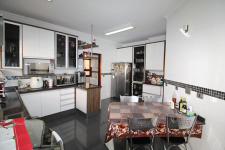 Casa à venda com 388m², 6 quartos e 6 vagasCozinha 2