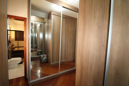 Casa à venda com 388m², 6 quartos e 6 vagasQuarto 1 - Closet