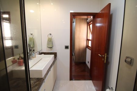 Casa à venda com 388m², 6 quartos e 6 vagasQuarto 1 - Banheiro