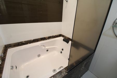 Casa à venda com 388m², 6 quartos e 6 vagasQuarto 1 - Banheiro