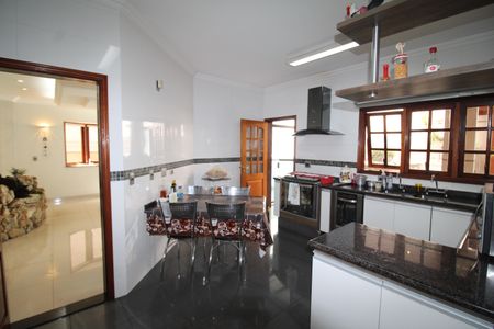 Casa à venda com 388m², 6 quartos e 6 vagasCozinha 2