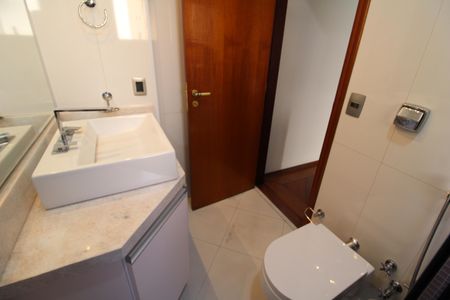 Casa à venda com 388m², 6 quartos e 6 vagasQuarto 4 - Banheiro