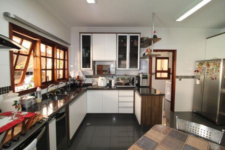 Casa à venda com 388m², 6 quartos e 6 vagasCozinha 2