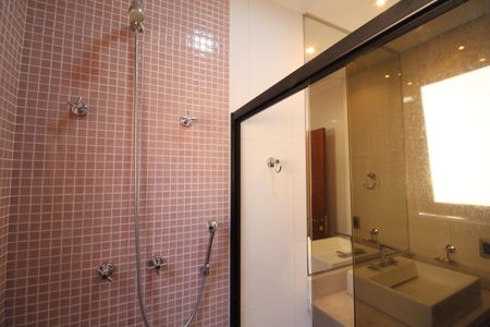 Casa à venda com 388m², 6 quartos e 6 vagasQuarto 4 - Banheiro