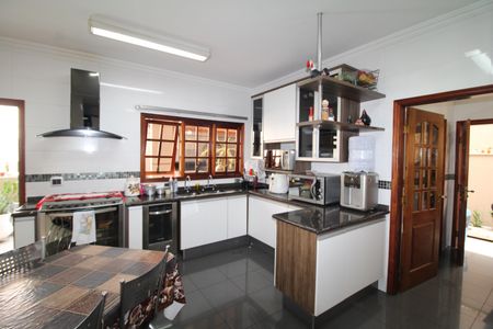 Casa à venda com 388m², 6 quartos e 6 vagasCozinha 2