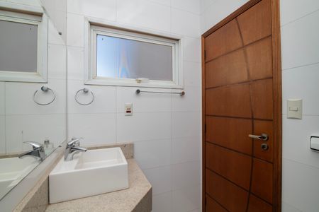 Casa de condomínio para alugar com 340m², 5 quartos e 4 vagasBanheiro da Suíte 3