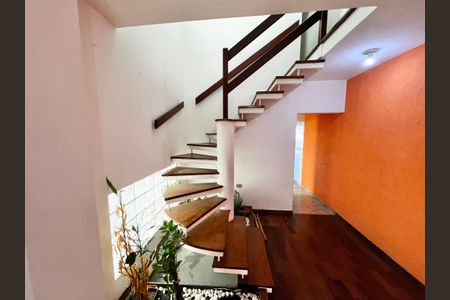 Casa para alugar com 155m², 3 quartos e 1 vaga Casa para alugar com 155m², 3 quartos e 1 vagaEscada