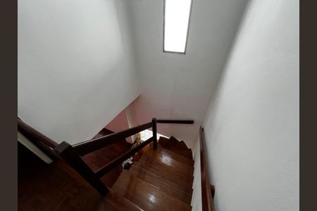 Casa para alugar com 155m², 3 quartos e 1 vaga Casa para alugar com 155m², 3 quartos e 1 vagaEscada