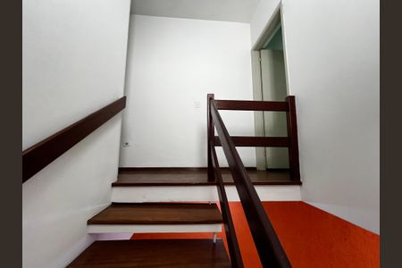 Casa para alugar com 155m², 3 quartos e 1 vaga Casa para alugar com 155m², 3 quartos e 1 vagaEscada