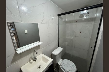 Banheiro de casa para alugar com 1 quarto, 26m² em Bento Ribeiro, Rio de Janeiro