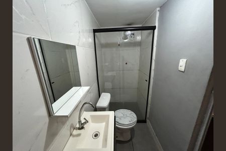 Banheiro de casa para alugar com 1 quarto, 26m² em Bento Ribeiro, Rio de Janeiro