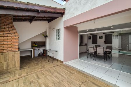 Casa à venda com 243m², 3 quartos e 4 vagasQuintal