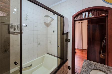 Casa à venda com 243m², 3 quartos e 4 vagasBanheiro da Suíte 1