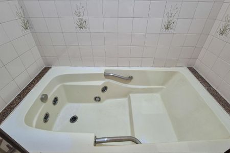 Casa à venda com 243m², 3 quartos e 4 vagasBanheiro da Suíte 1