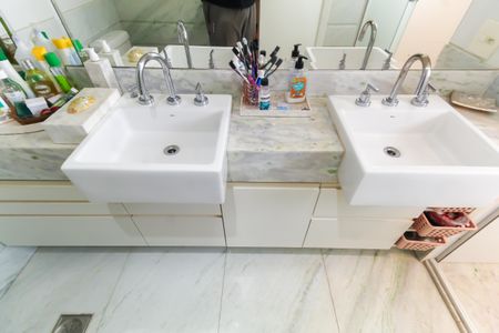 Apartamento à venda com 346m², 3 quartos e 5 vagasBanheiro da Suíte 1