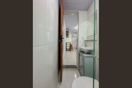 Banheiro de kitnet/studio para alugar com 1 quarto, 27m² em São João Batista, Belo Horizonte