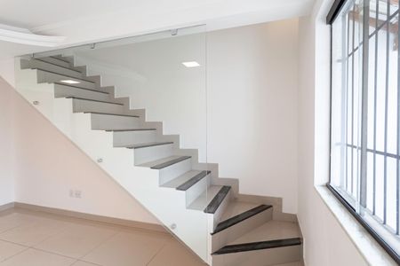 Casa à venda com 115m², 2 quartos e 2 vagasEscada