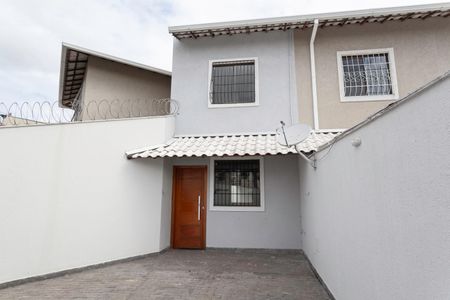 Casa à venda com 115m², 2 quartos e 2 vagasFachada