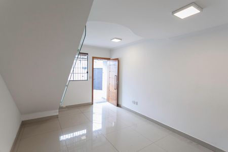 Casa à venda com 115m², 2 quartos e 2 vagasSala