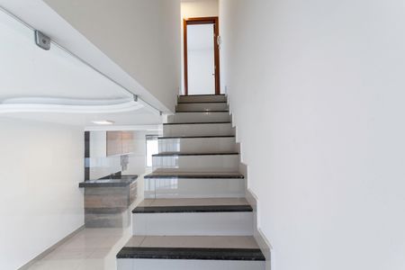 Escada de casa à venda com 2 quartos, 115m² em Santa Branca, Belo Horizonte