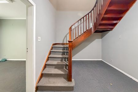 Casa para alugar com 380m², 5 quartos e 5 vagasEscada