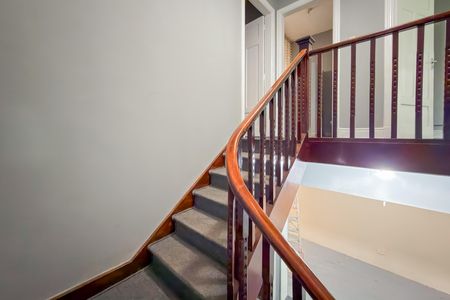 Casa para alugar com 380m², 5 quartos e 5 vagasEscada