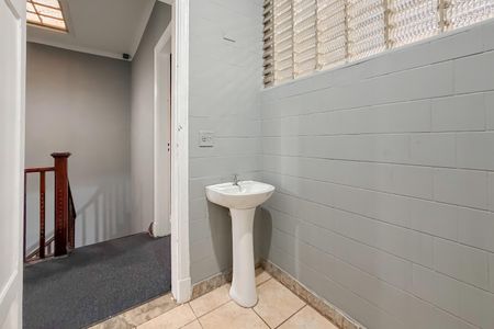 Casa para alugar com 380m², 5 quartos e 5 vagasBanheiro Corredor