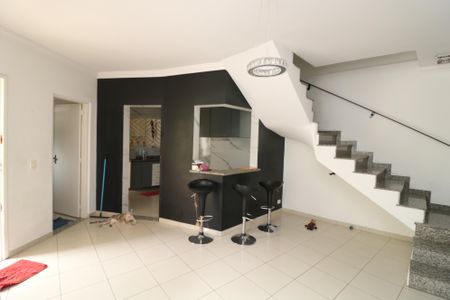 Casa à venda com 70m², 1 quarto e 2 vagasSala