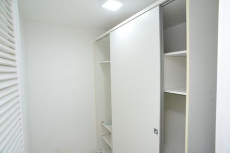 Apartamento à venda com 173m², 4 quartos e 3 vagas Apartamento à venda com 173m², 4 quartos e 3 vagasQuarto de Serviço