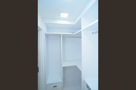 Apartamento à venda com 173m², 4 quartos e 3 vagas Apartamento à venda com 173m², 4 quartos e 3 vagasCloset da Suíte 2