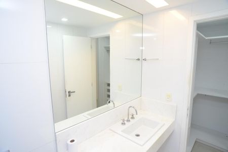Apartamento à venda com 173m², 4 quartos e 3 vagas Apartamento à venda com 173m², 4 quartos e 3 vagasBanheiro da Suíte 2