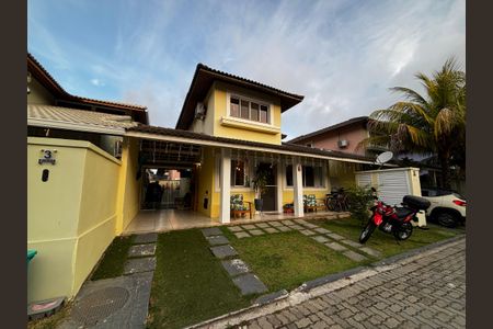 Casa de condomínio à venda com 130m², 4 quartos e 2 vagasFachada