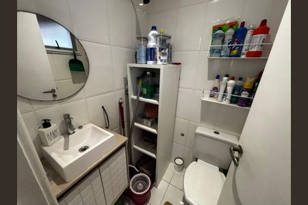 Casa de condomínio à venda com 130m², 4 quartos e 2 vagasBanheiro de serviço