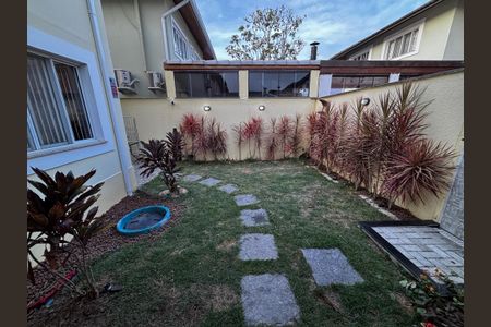 Casa de condomínio à venda com 130m², 4 quartos e 2 vagasQuintal