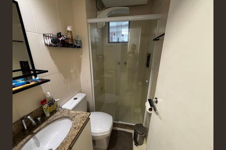 Casa de condomínio à venda com 130m², 4 quartos e 2 vagasBanheiro - 1 piso
