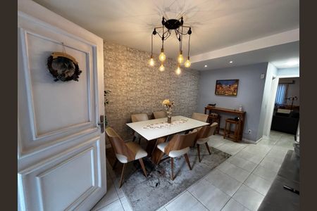 Casa de condomínio à venda com 130m², 4 quartos e 2 vagasSala