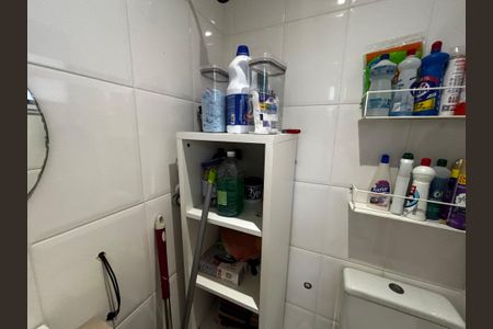 Casa de condomínio à venda com 130m², 4 quartos e 2 vagasBanheiro de serviço