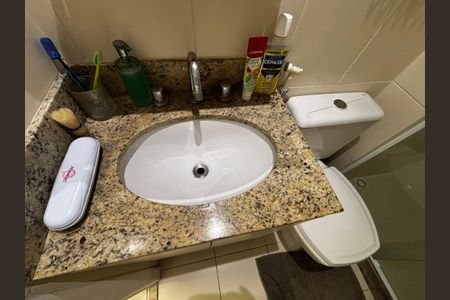 Casa de condomínio à venda com 130m², 4 quartos e 2 vagasBanheiro - 1 piso