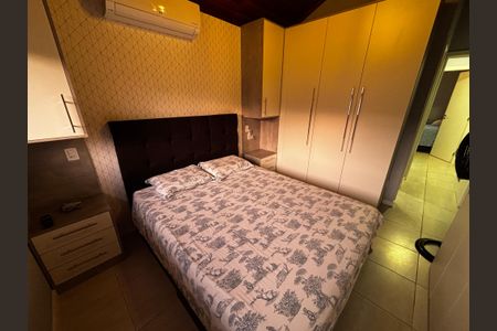 Casa de condomínio à venda com 130m², 4 quartos e 2 vagasSuíte