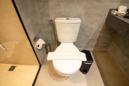 Banheiro de kitnet/studio para alugar com 1 quarto, 24m² em Vila Cordeiro, São Paulo