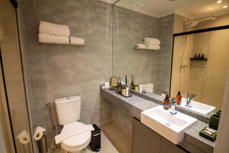 Banheiro de kitnet/studio para alugar com 1 quarto, 24m² em Vila Cordeiro, São Paulo