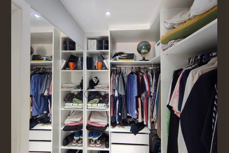 Apartamento à venda com 179m², 3 quartos e 2 vagas Apartamento à venda com 179m², 3 quartos e 2 vagasCloset - Suite