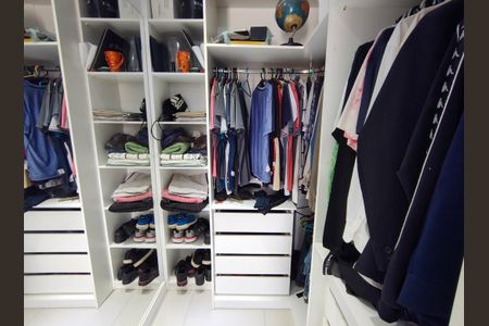 Apartamento à venda com 179m², 3 quartos e 2 vagas Apartamento à venda com 179m², 3 quartos e 2 vagasCloset - Suite