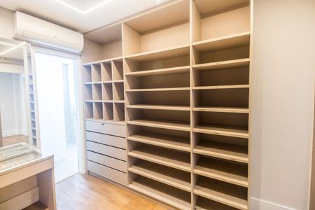Apartamento à venda com 169m², 3 quartos e 3 vagas Apartamento à venda com 169m², 3 quartos e 3 vagasCloset da suíte