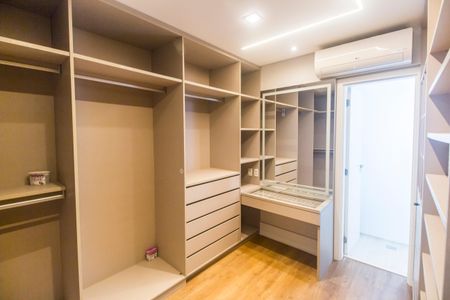 Apartamento à venda com 169m², 3 quartos e 3 vagas Apartamento à venda com 169m², 3 quartos e 3 vagasCloset da suíte