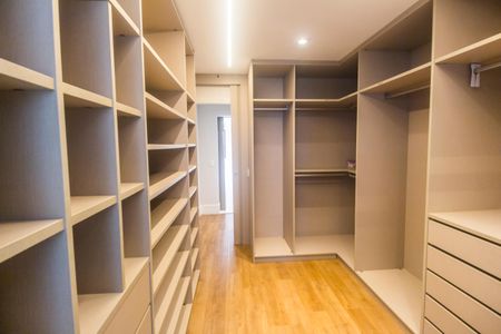 Apartamento à venda com 169m², 3 quartos e 3 vagas Apartamento à venda com 169m², 3 quartos e 3 vagasCloset da suíte