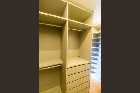 Apartamento à venda com 169m², 3 quartos e 3 vagas Apartamento à venda com 169m², 3 quartos e 3 vagasCloset da suíte