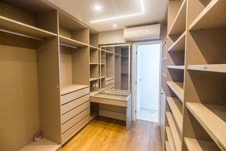 Apartamento à venda com 169m², 3 quartos e 3 vagas Apartamento à venda com 169m², 3 quartos e 3 vagasCloset da suíte