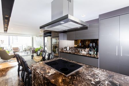 Cozinha de apartamento para alugar com 2 quartos, 105m² em Vila Nova Conceição, São Paulo
