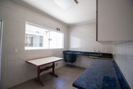 Casa para alugar com 500m², 5 quartos e 4 vagasCozinha 